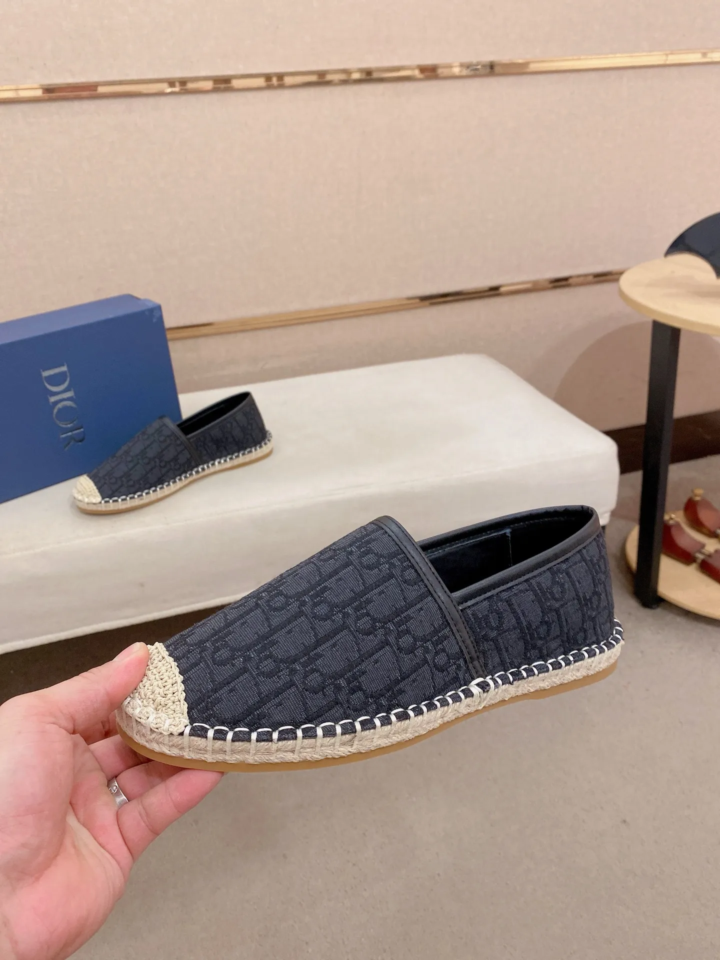 Factory price: 400💰High quality [Dior·Dior] 💫Men's latest slip-on Loaf casual shoes ✔️The original version is available at the counter simultaneously. 1:1 replica🏍️Fabrics: Italian imported fabrics, pure hand-drawn threads, raw rubber breathable and non-slip outsole, lining breathable and comfortable lambskin, 100% comfortable density, original rubber outsole wear-resistant ✔️Code number: 38-44, you deserve it, (Note: 37, 45, 46 can be customized, non-refundable and non-exchangeable)